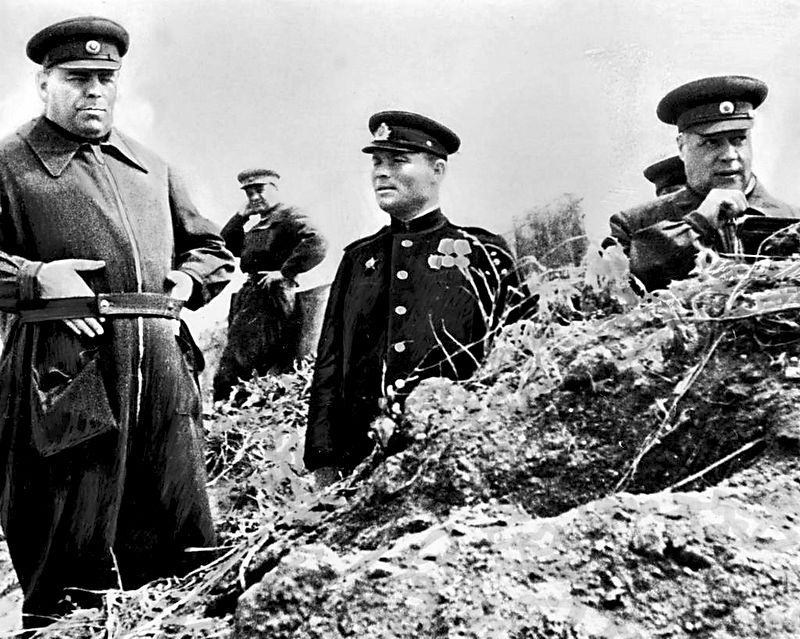 Маршал А. Василевский и командующий  4-м Украинским фронтом Ф. Толбухин. Крым, 1944